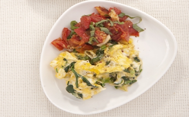 Huevos revueltos con pesto de tomate